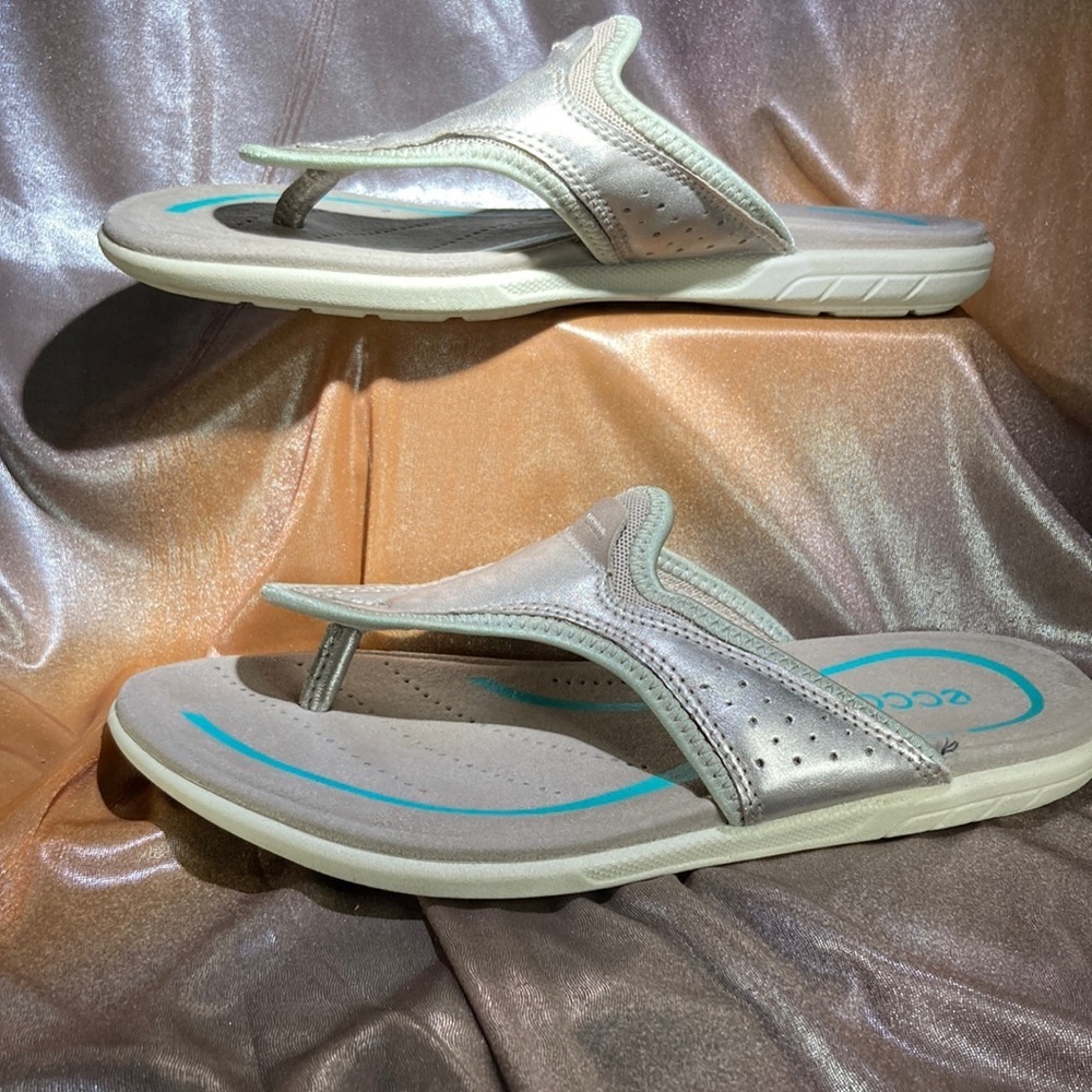ECCO size 39 silver flip flops with arch support.‎ 6